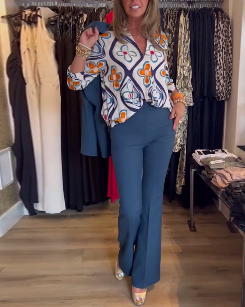 Blus med V-ringning och blommig