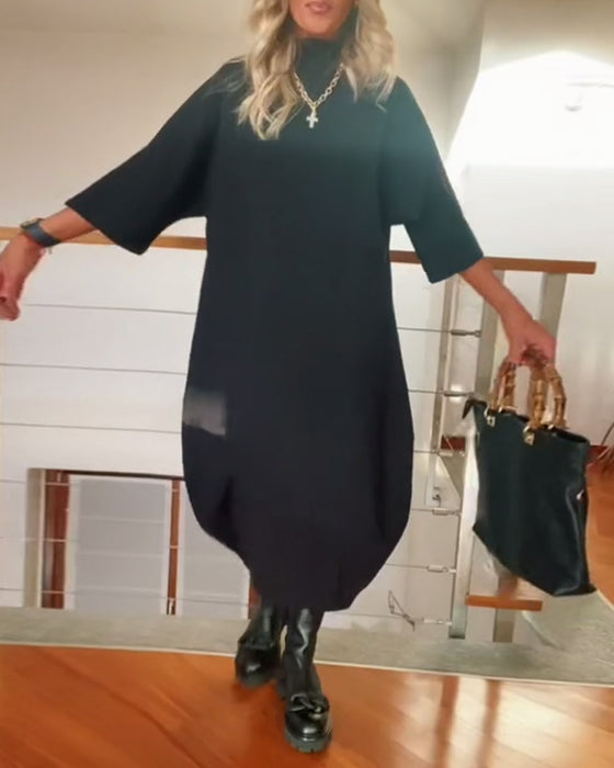 Enfärgad ledig klänning med hög krage