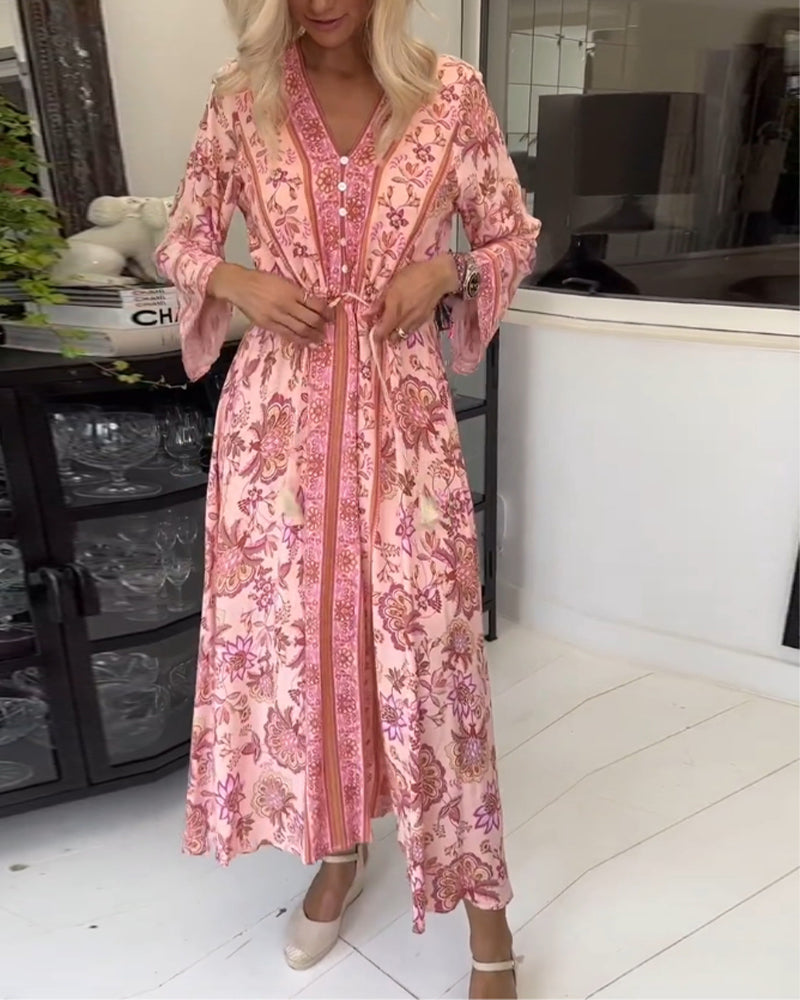 Elegant tryckt klänning med V-ringad dragsko