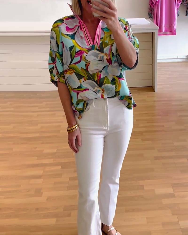 Blommönster med ställkrage med halvärm