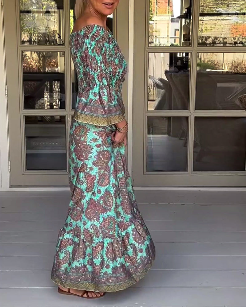 En axel avslappnad klänning med retrotryck