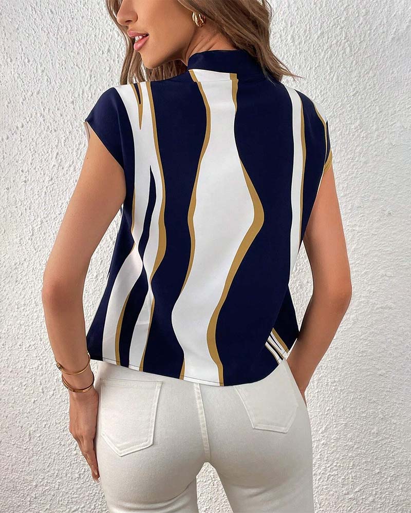 Kortärmad blus med snörning i kontrasttryck