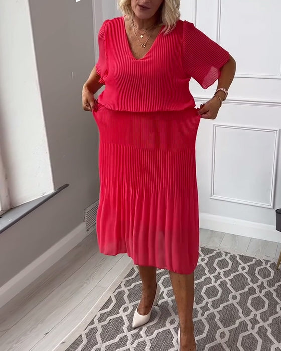 Casual enfärgad plisserad klänning med V-ringning och halvärm