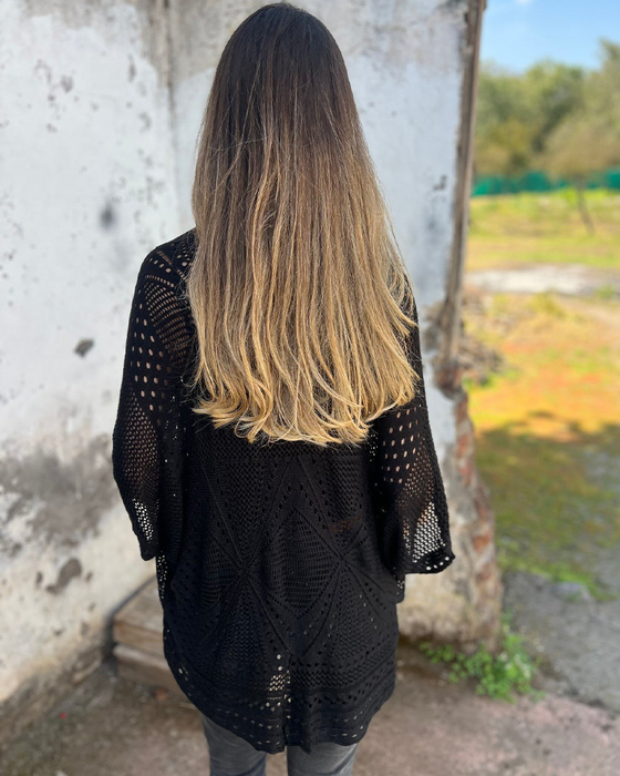 Elegant kappa med uthuggad stickdesign