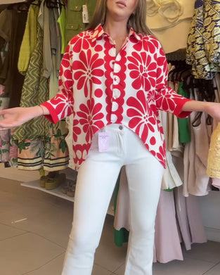 Blommig blus med oregelbunden fåll med slag