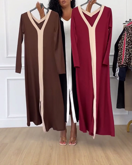 Elegant klänning med v-ringad slits i kontrastfärg