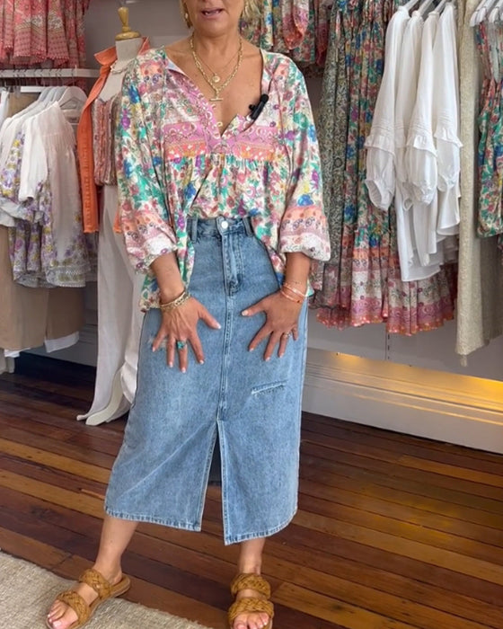 Färgglad blus med blommönster