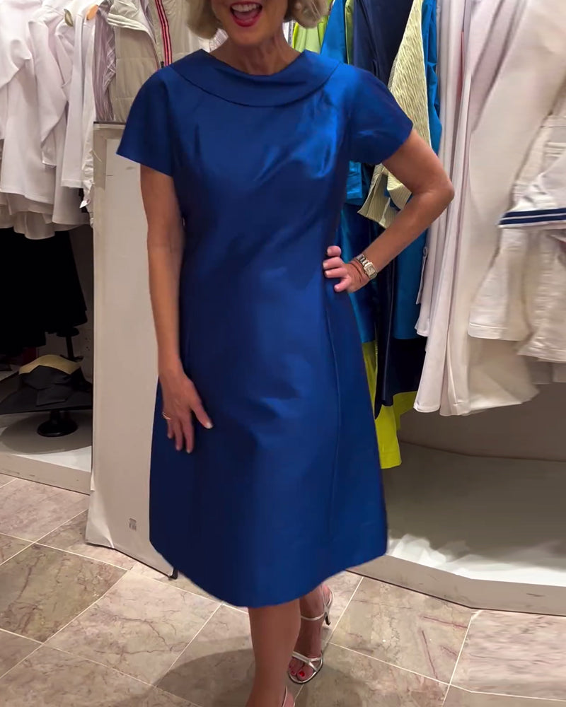 Fashionabla enfärgade klänning med axelband utan rygg