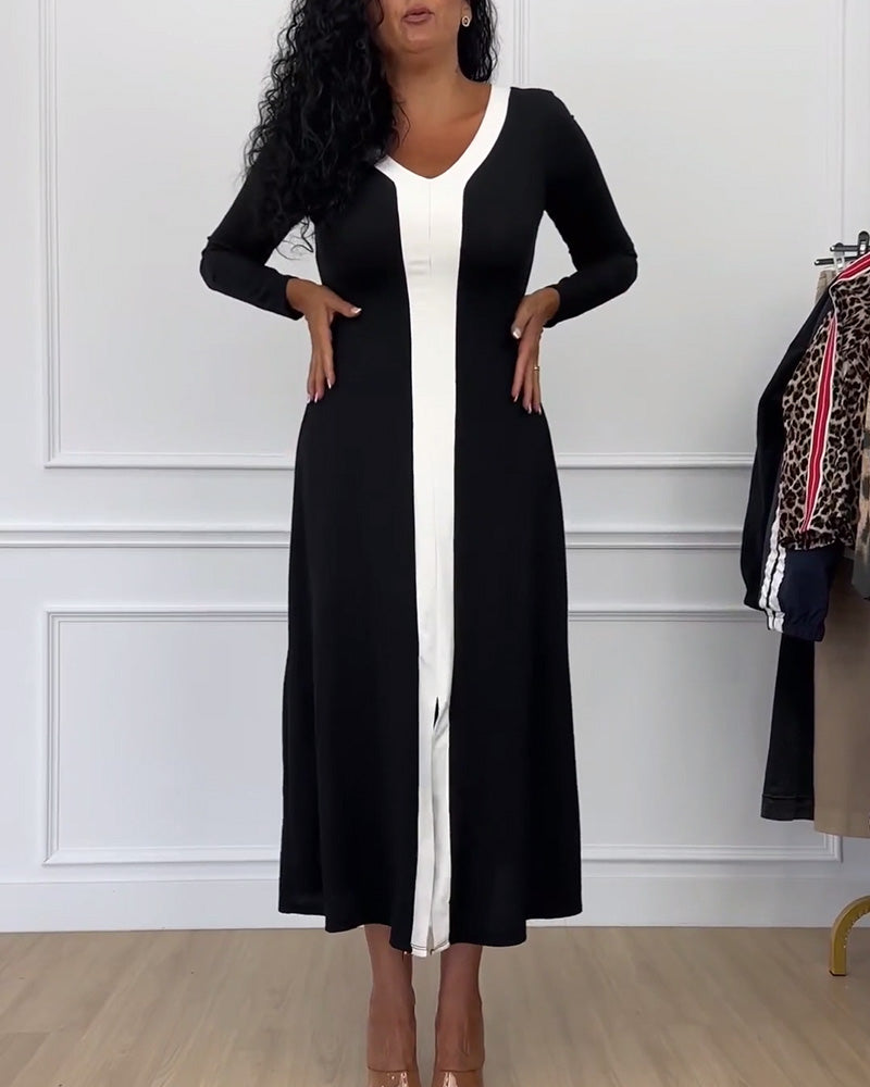 Elegant klänning med v-ringad slits i kontrastfärg