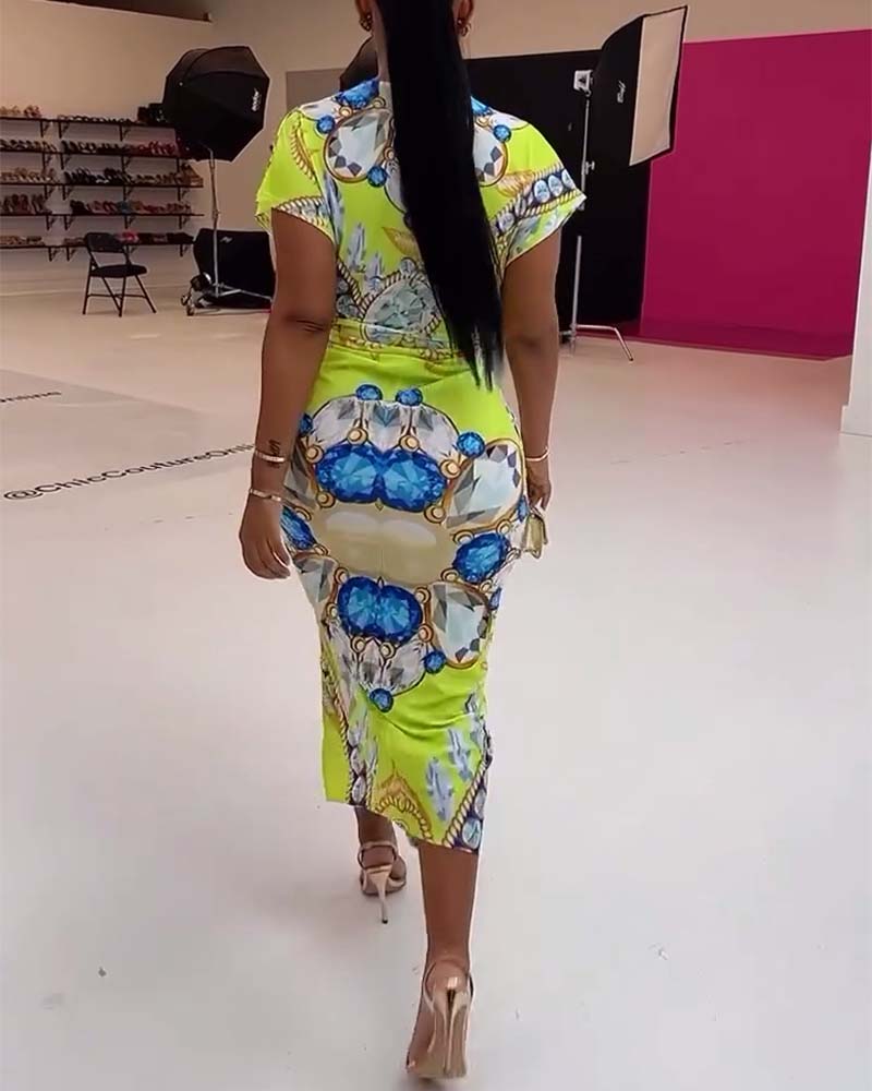 Klänning med djup V-slits i midjan