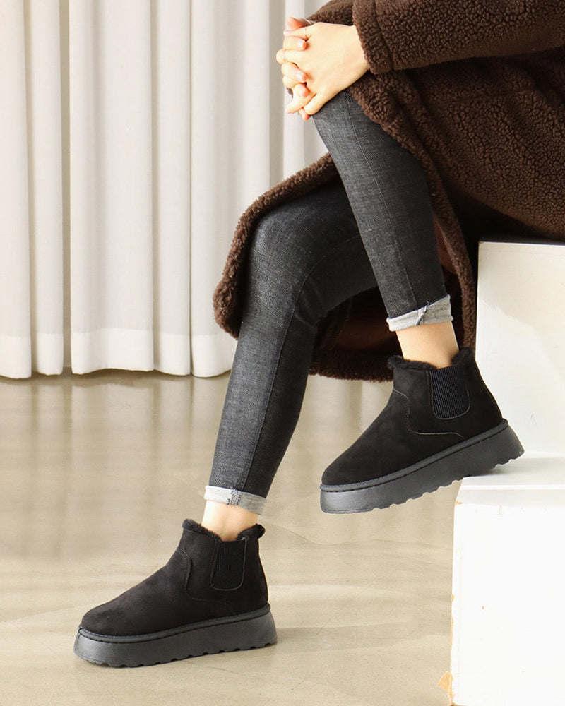 Enfärgade snöstövlar med tjocka sulor