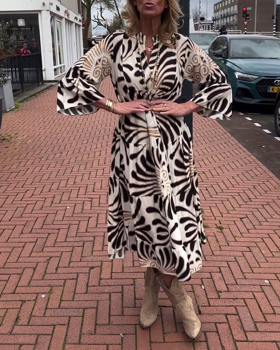 Klänning med V-ringning och utsvängda ärmar