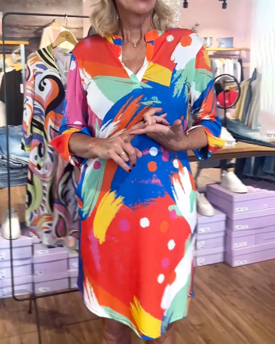 Färgglad V-ringad elegant klänning med tryck