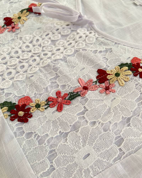 Enfärgad spets ihålig blus