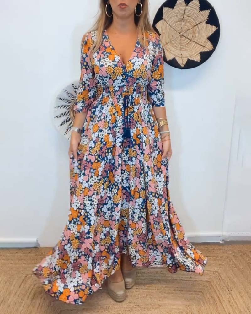 Klänning med djup V-ringning och blommig