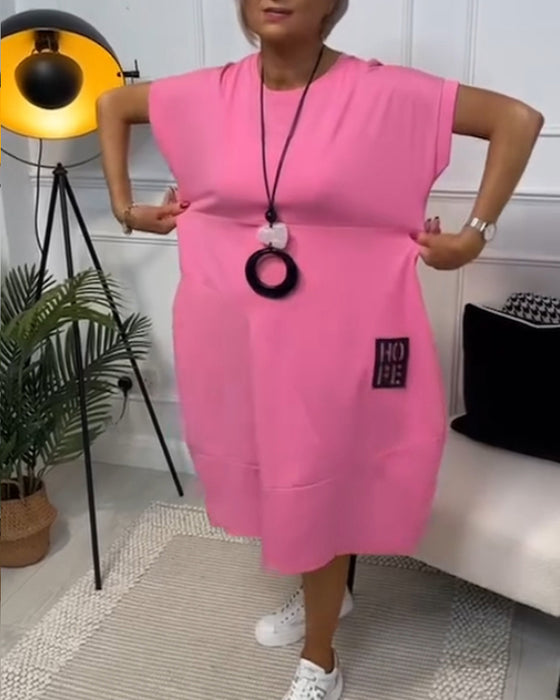 Enkel kortärmad klänning med bokstavstryck