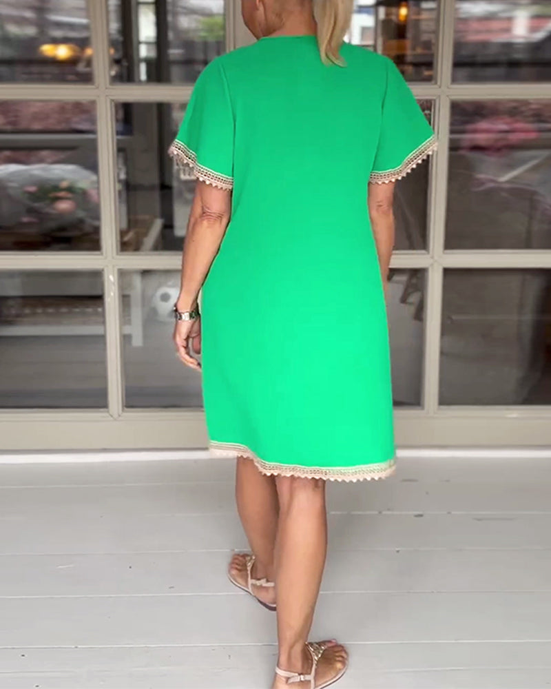 Elegant klänning i spets med V-ringad panel