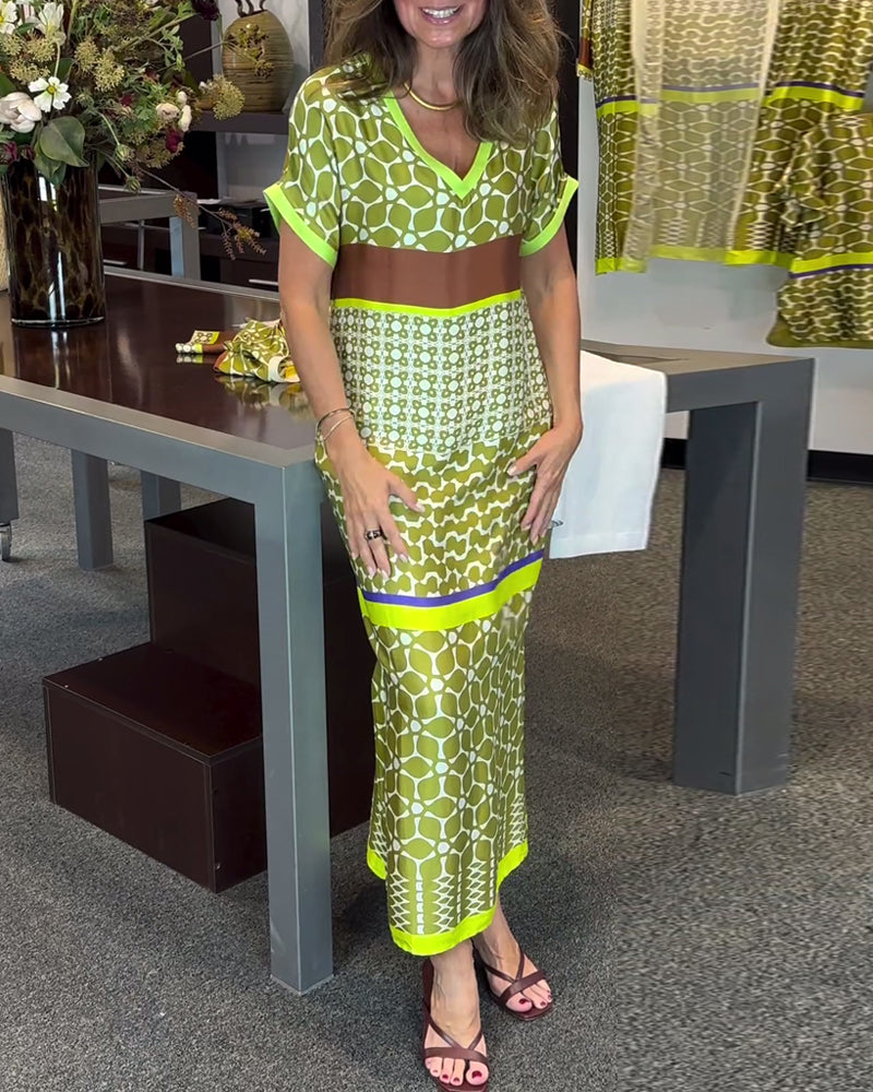 Kortärmad långklänning med V-ringning och kontrasttryck