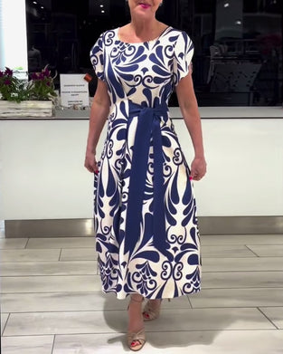 Elegant kortärmad klänning med kontrasttryck