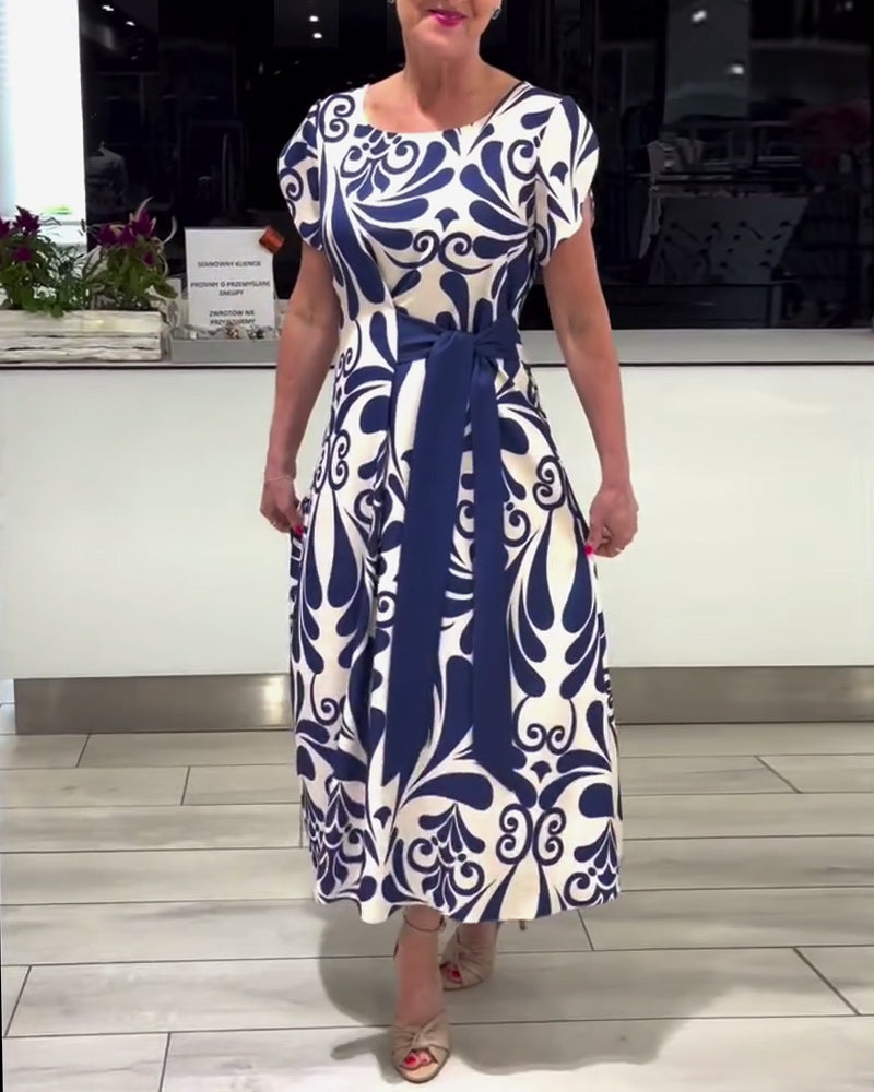 Elegant kortärmad klänning med kontrasttryck