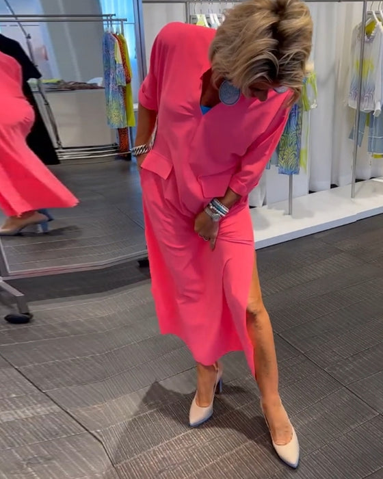 Enfärgad klänning med V-ringad slits