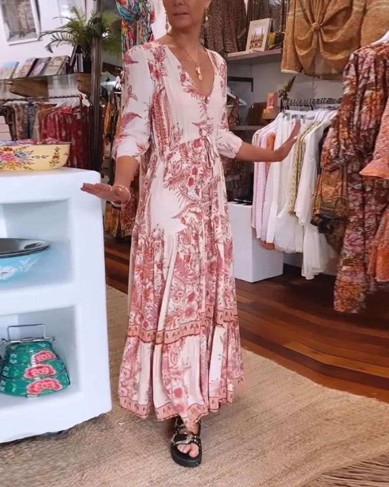 Klänning med 3/4-ärmar och djup V-ringning