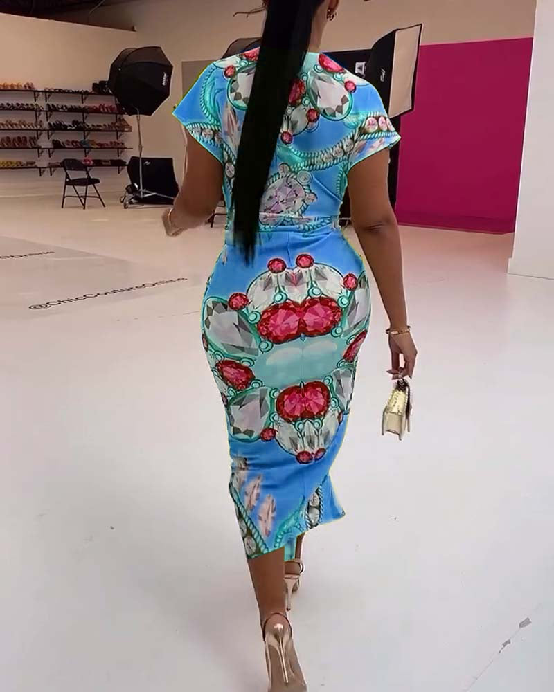 Klänning med djup V-slits i midjan