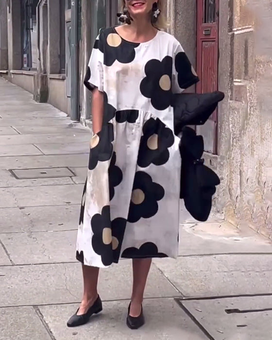 Lös klänning med blommönster med rund halsficka