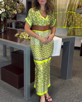 Kortärmad långklänning med V-ringning och kontrasttryck