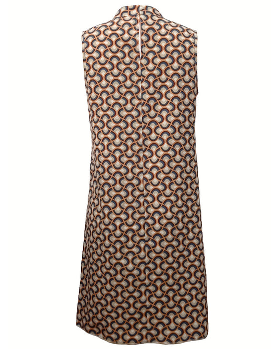 Elegant klänning med ärmlös krage