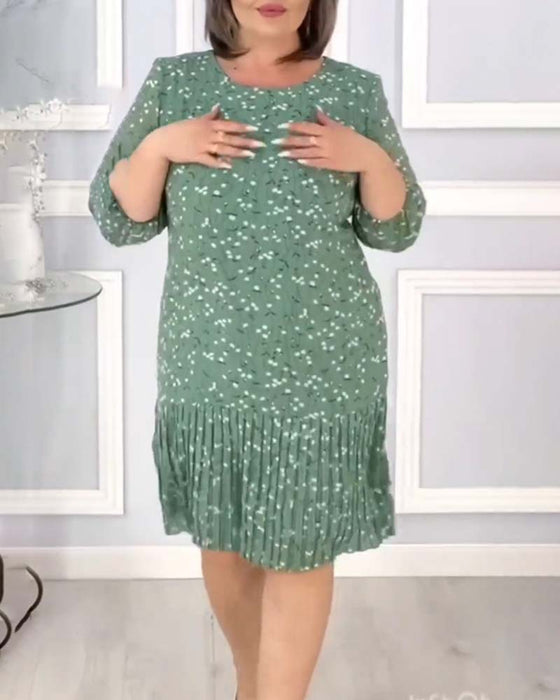 Elegant lapptäckt veckad klänning med tryck