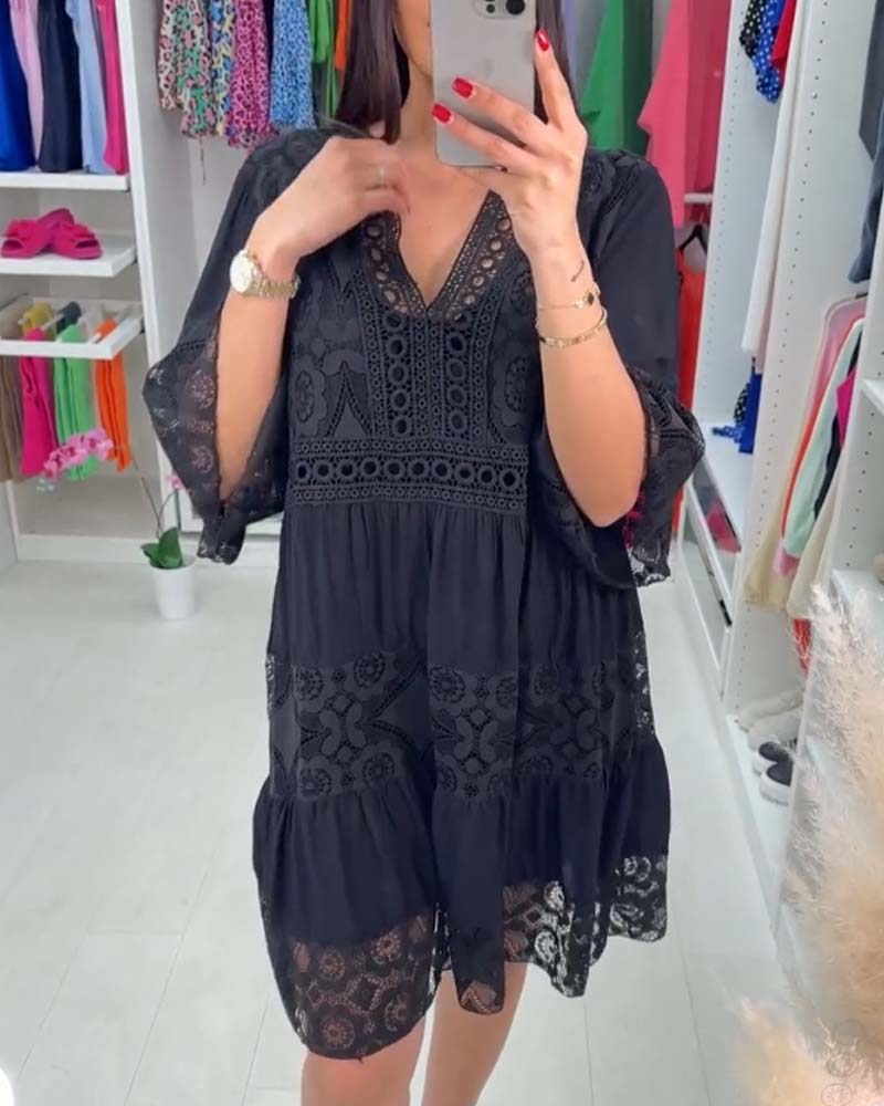 Enfärgad elegant klänning med V-ringad spets