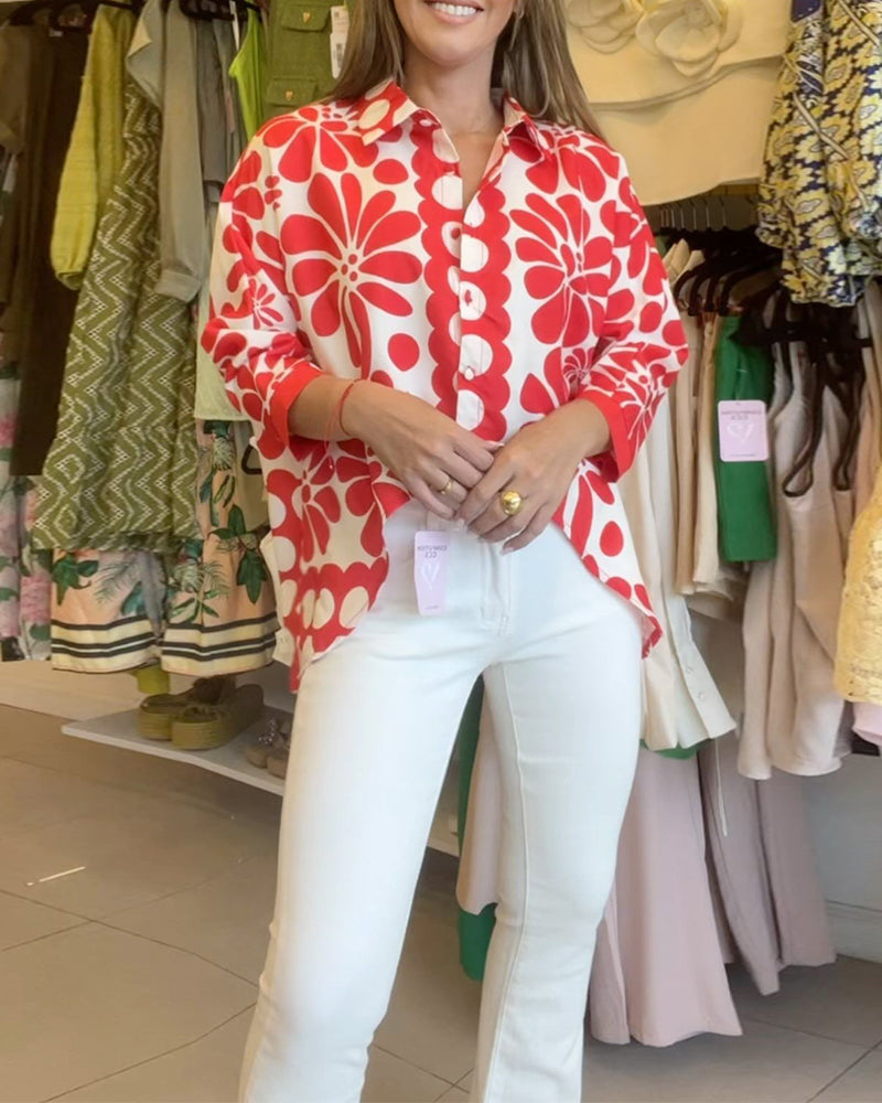 Blommig blus med oregelbunden fåll med slag