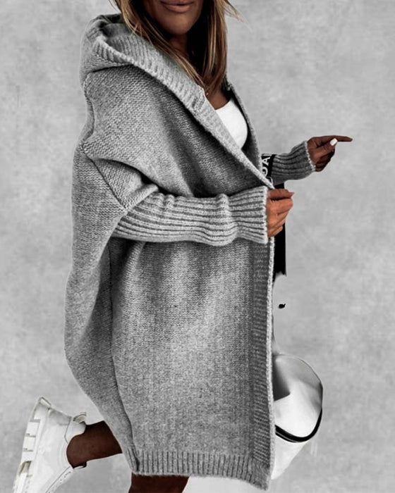 Enkel kofta med fladdermushuva i enfärgad färg