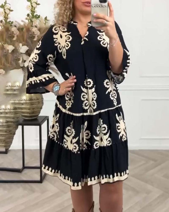 Elegant V-ringad klänning med tryck