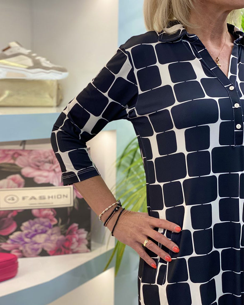 Klänning med uppfällbar krage och rutigt tryck