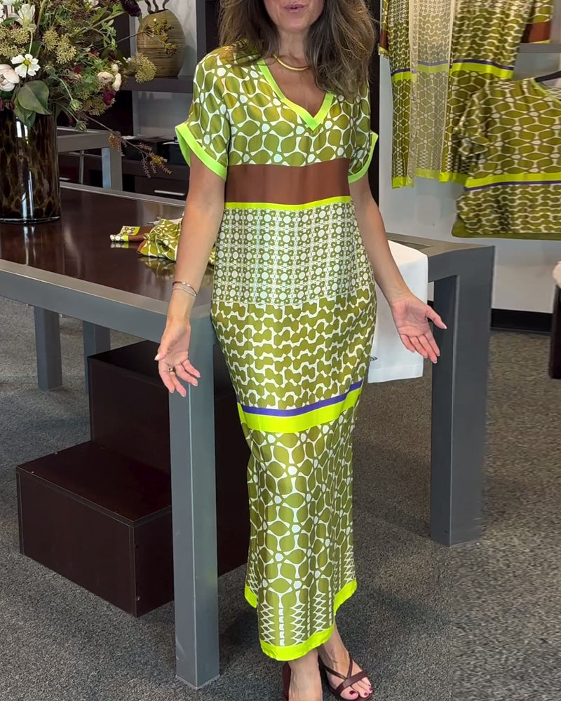 Kortärmad långklänning med V-ringning och kontrasttryck