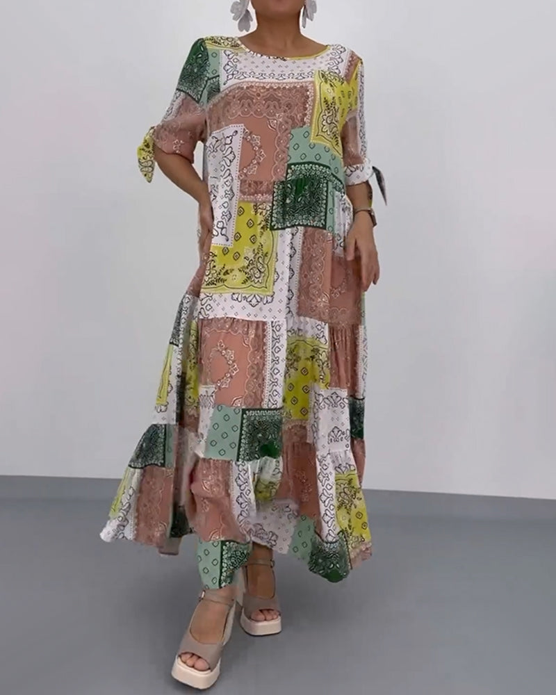 Lång klänning med fyrkantigt tryck med lös rund hals