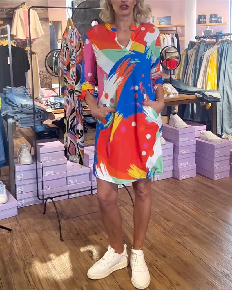 Färgglad V-ringad elegant klänning med tryck