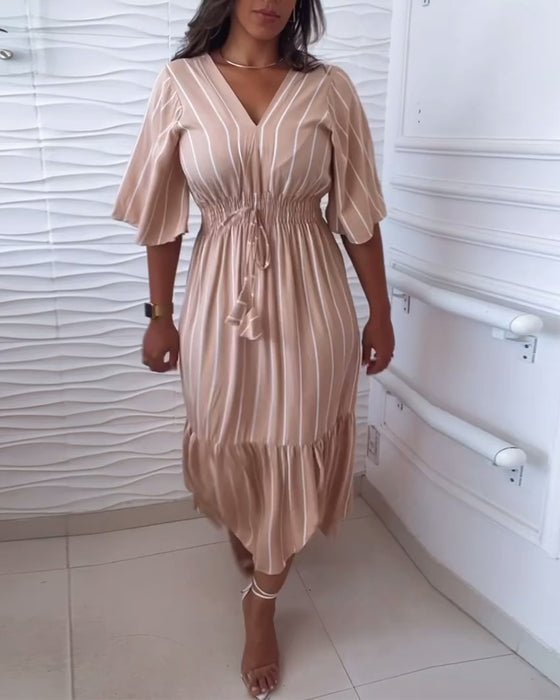 Casual klänning med dragsko i randigt tryck