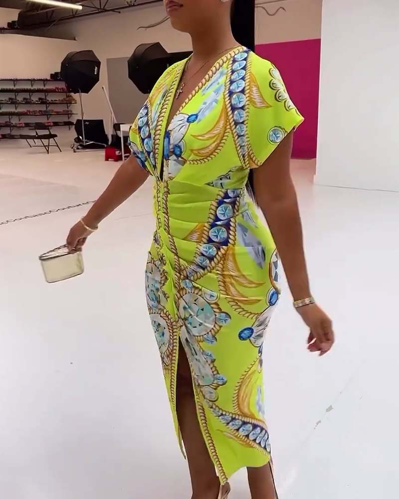 Klänning med djup V-slits i midjan