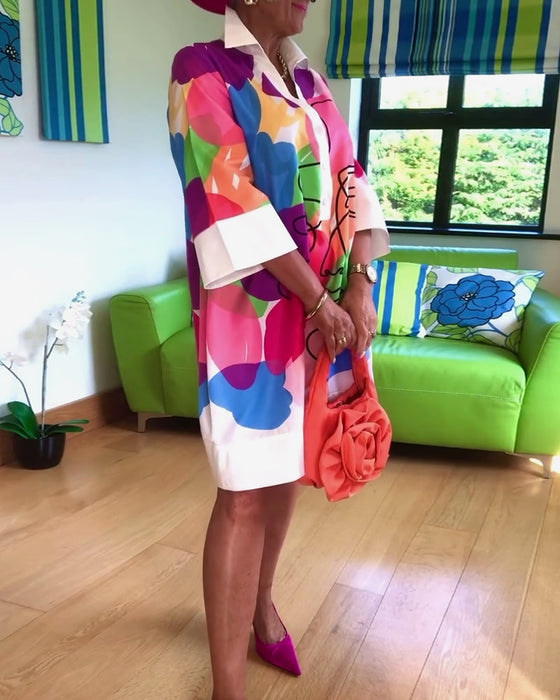 Lapelfärgad klänning med porträtttryck