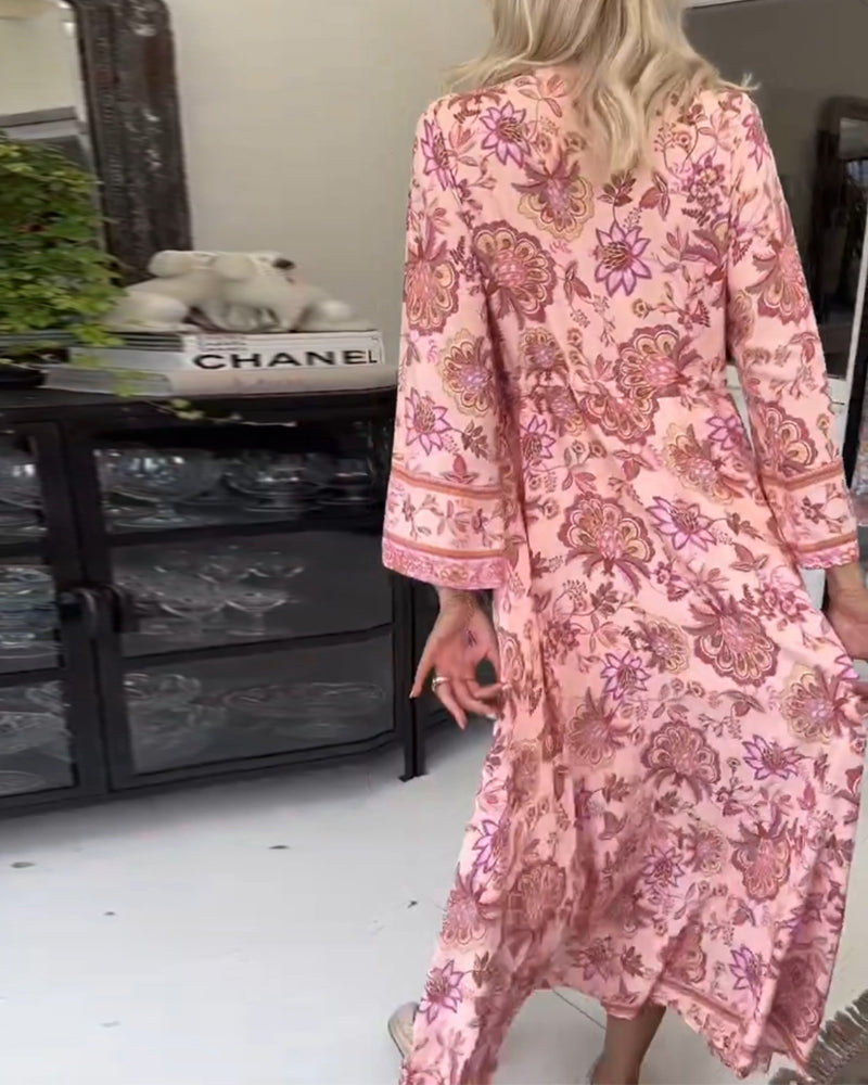 Elegant tryckt klänning med V-ringad dragsko