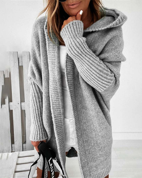 Enkel kofta med fladdermushuva i enfärgad färg