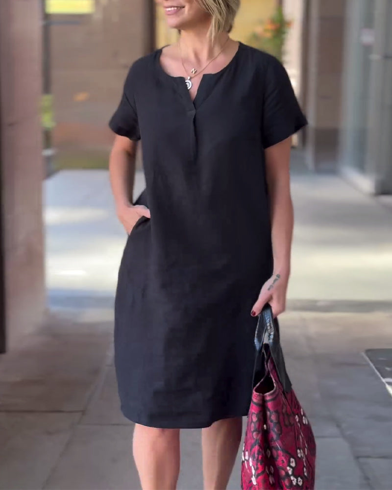 Enfärgad fickklänning med V-ringning och kort ärm