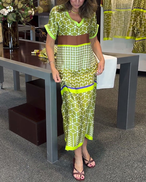 Kortärmad långklänning med V-ringning och kontrasttryck