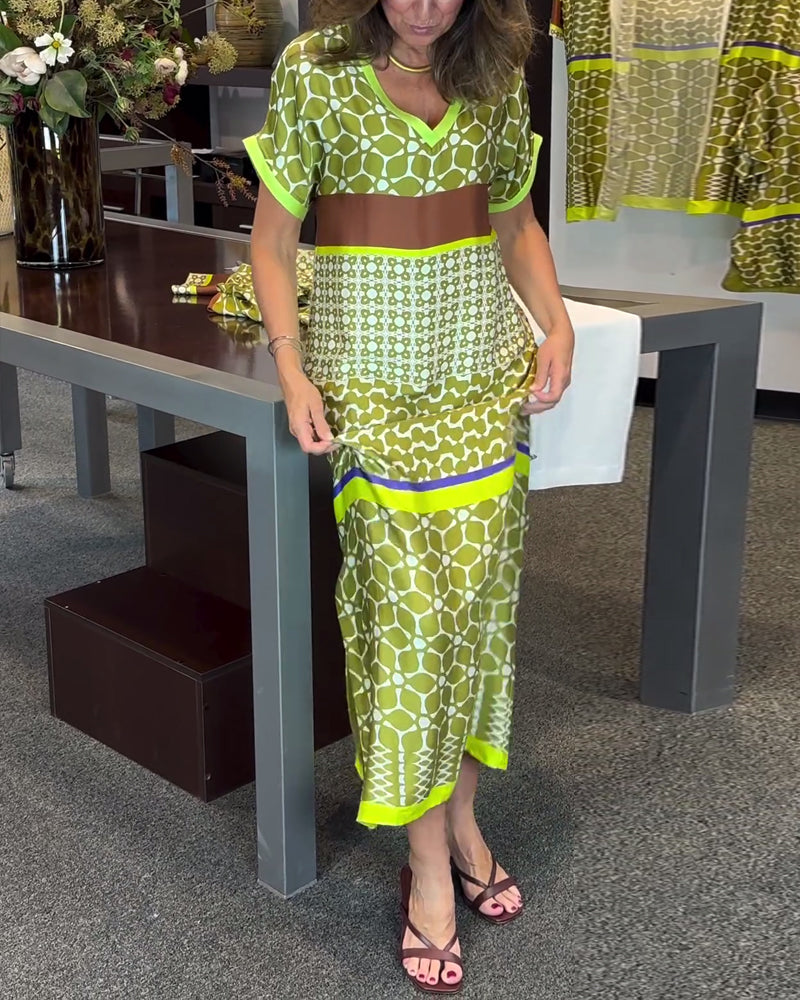 Kortärmad långklänning med V-ringning och kontrasttryck