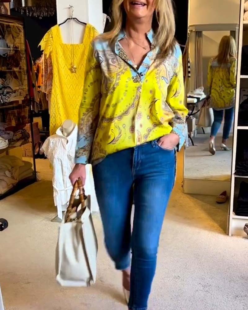 Blus med V-ringning och print