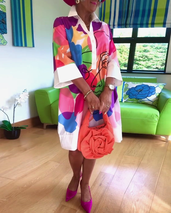 Lapelfärgad klänning med porträtttryck