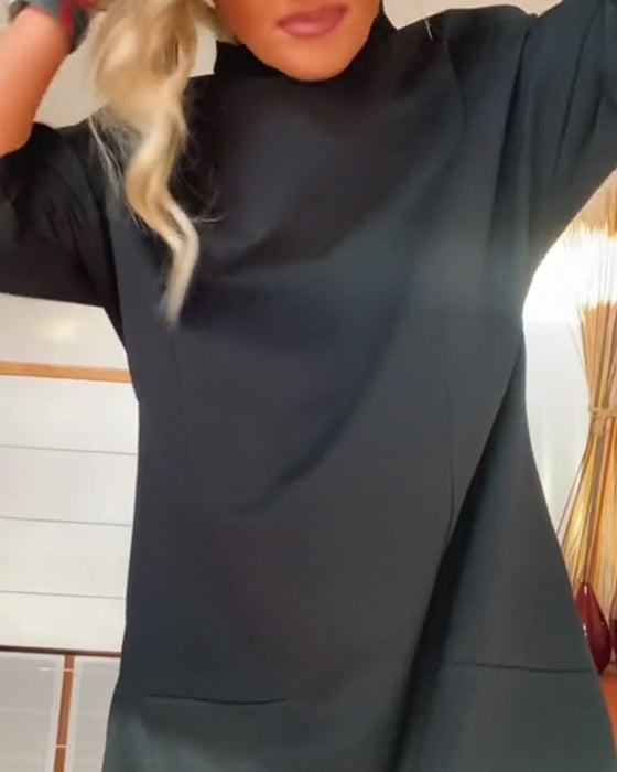 Enfärgad ledig klänning med hög krage